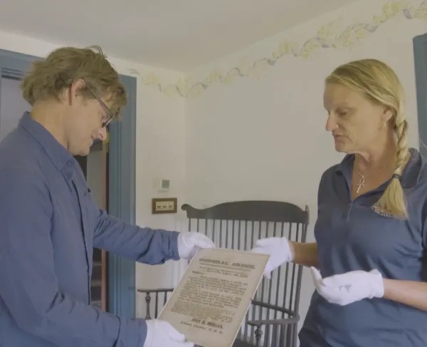 Actor Steve Zahn examines an artifact associated with Confederate cavalry commander John Hunt Morgan.